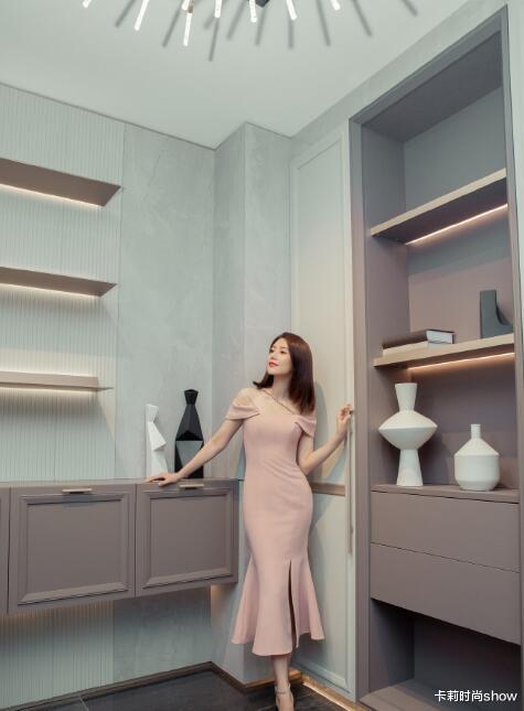 卡莉时尚show|高圆圆气质果然不一般,穿极简黑白都满满高级感,44岁还是真女神