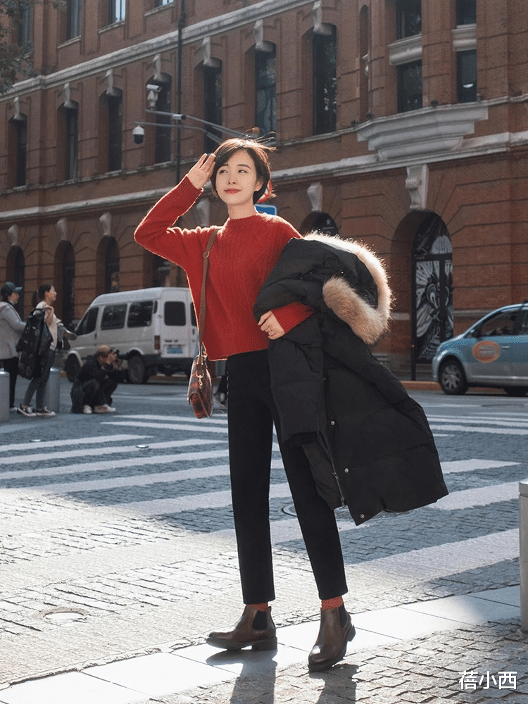蓓小西 今年还是穿“小黑裤”最时髦，搭配针织衫、毛衣、大衣，真高级