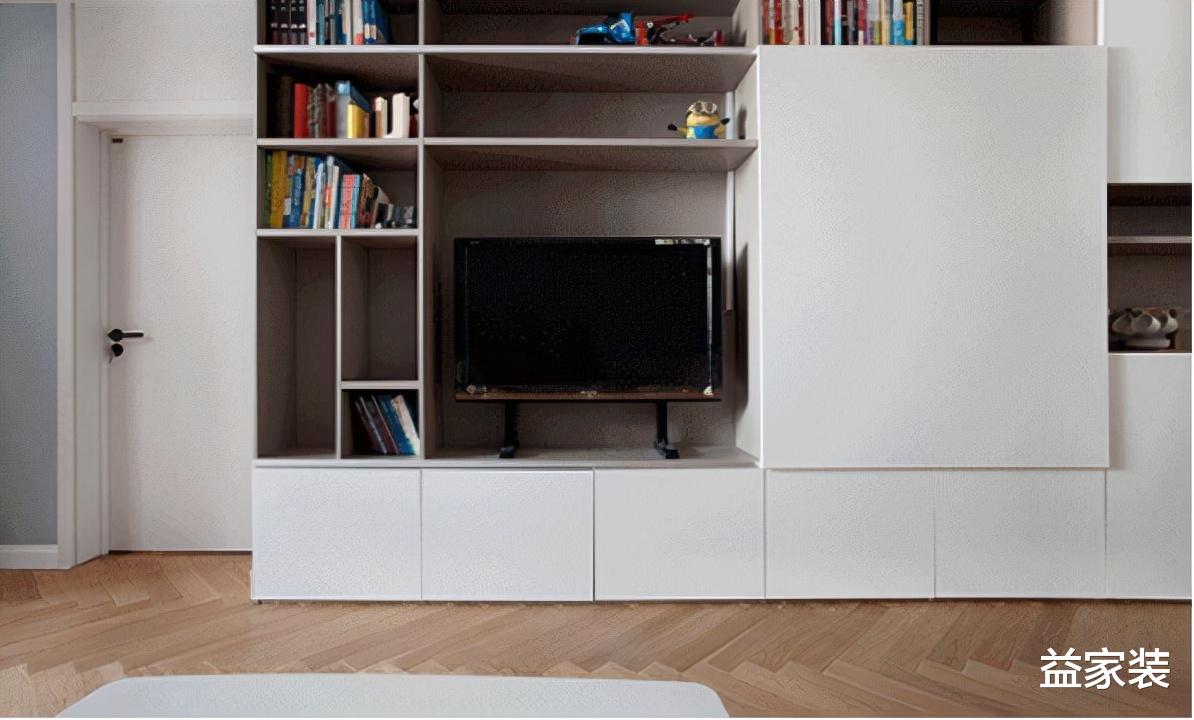 六口之家也能温馨又实用，一面电视墙，就能解决收纳问题