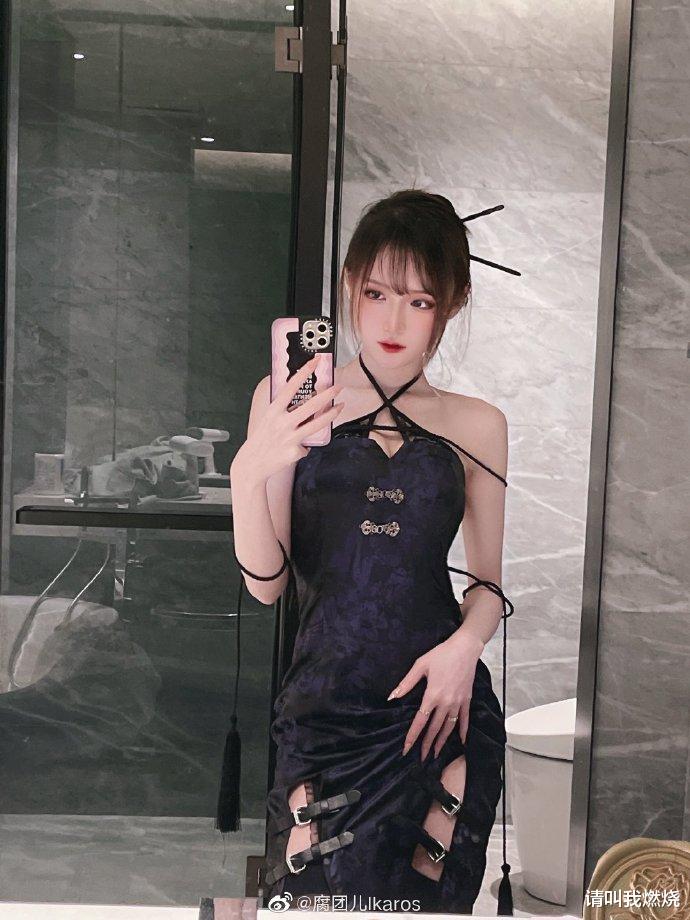 |腐团儿直播再出新绝招，皮袜秒杀黑丝，网友：这造型太酷了！