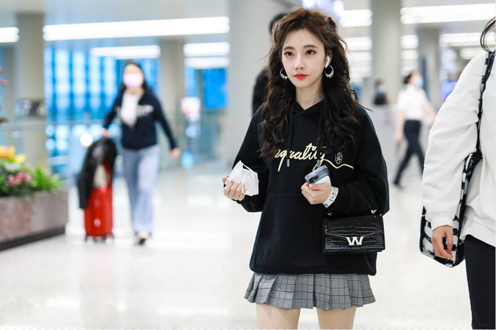 冯提莫|冯提莫是不冷吗？大冬天还要光腿，不过卫衣配短裙还挺好看的