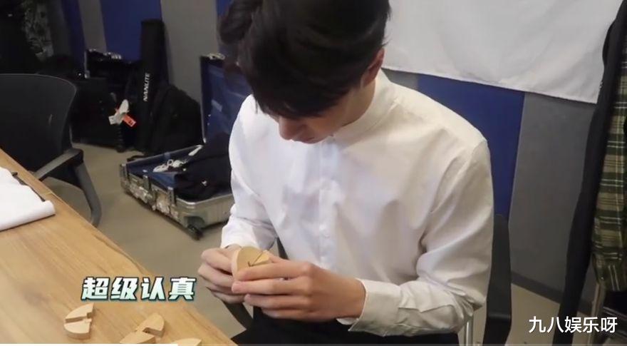 王一博|《风起洛阳》发布会更新花絮，王一博笑到捶腿，粉丝承包大屏宣传