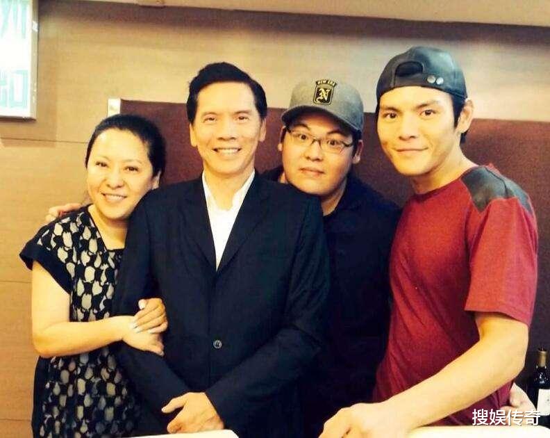 向佐|同样是向华强的儿子，为何只力捧向佐，对向佑不管不顾