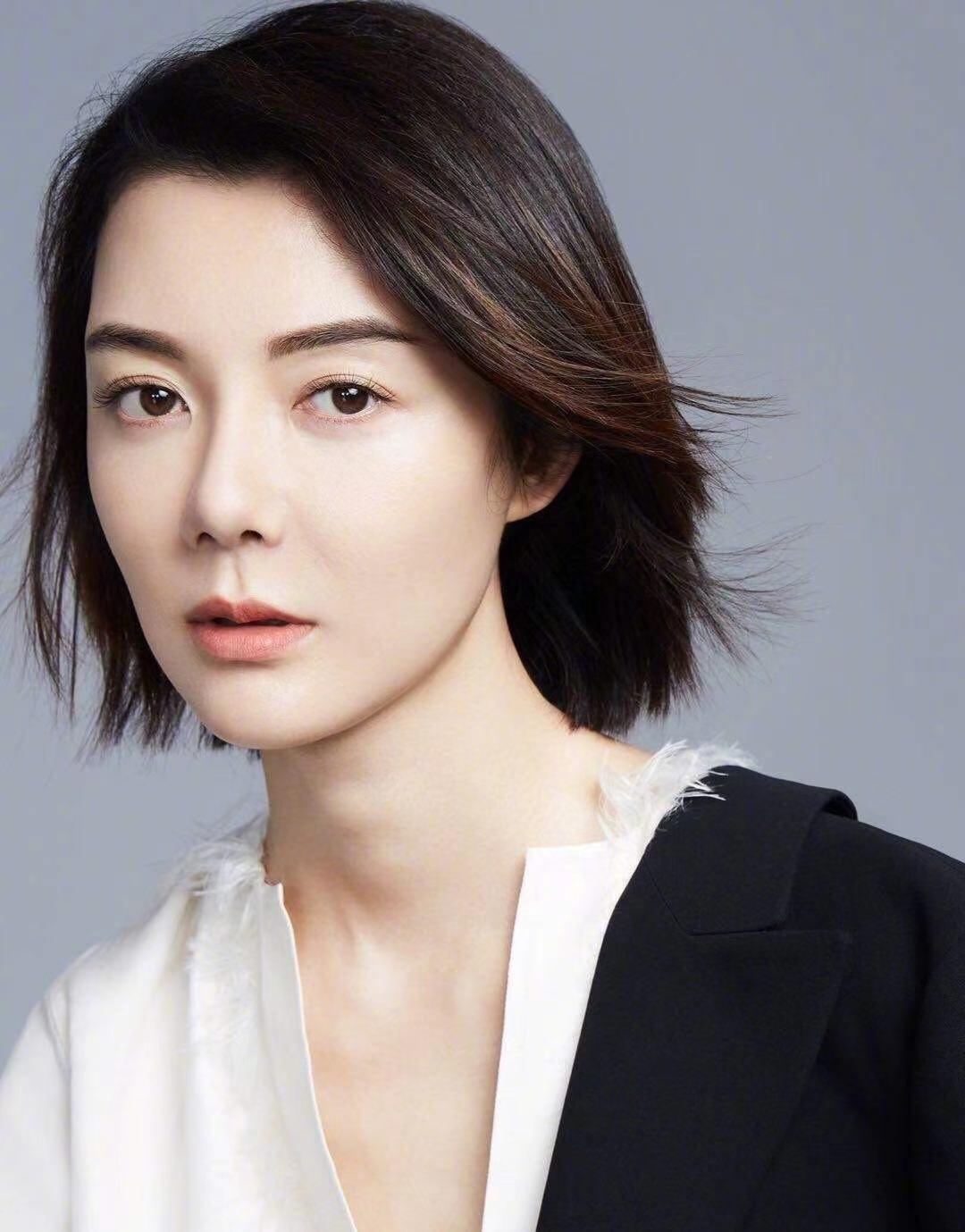 车晓|车晓职场穿搭太有气场了！西装马甲搭配透视衫，高级大气又有范