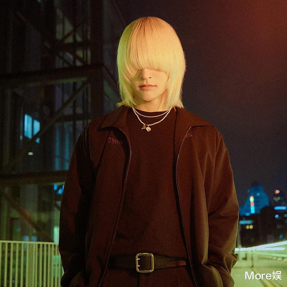 发型|靠发型走红，韩团男爱豆坚持“刘海盖眼”，出道近2年糊团被发现