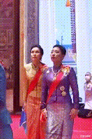 诗妮娜|诗妮娜和帕查聊天得半蹲式，没勋章的她戴诗丽吉的祖母绿，不亏