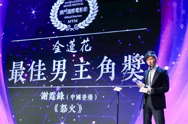 梁小冰|谢霆锋现身吃路边摊，直接坐在马路旁边毫不在意，路人也不去打扰