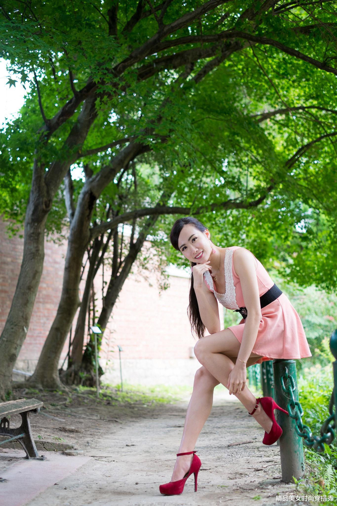 精品美女时尚穿搭秀|粉色的连衣裙给人一种甜美感，搭配一双红色的高跟鞋，吸睛又时尚
