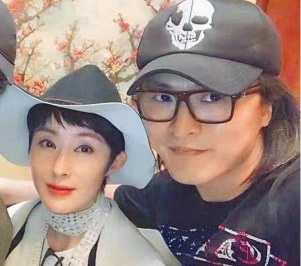 张敏|张敏老公与网红直播，强行让老婆穿睡衣出镜，惹粉丝担心不靠谱