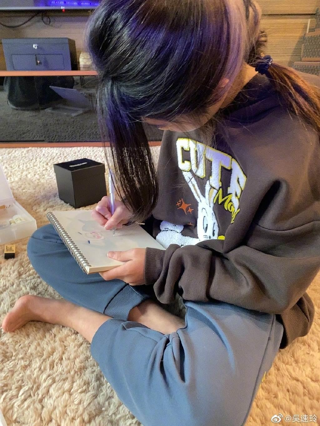 grace|曹格爱妻晒女儿合照，Grace身高已超妈妈肩膀，发尾挑染很时髦