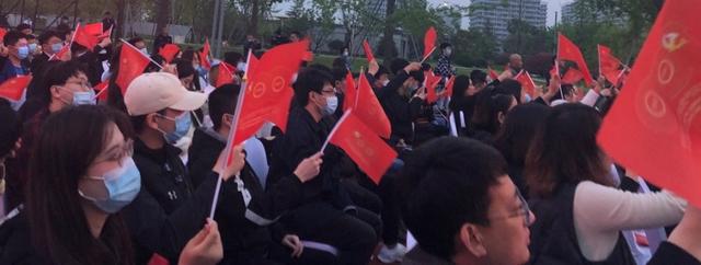 半岛新闻客户端 “光影里的旗帜”庆祝中国共产党成立100周年优秀影片展映暨海报展在西海岸新区启幕