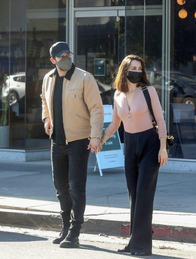 年终奖|33岁邦女郎安娜急于秀新男友，拉下对方口罩索吻，挑衅前任大本？