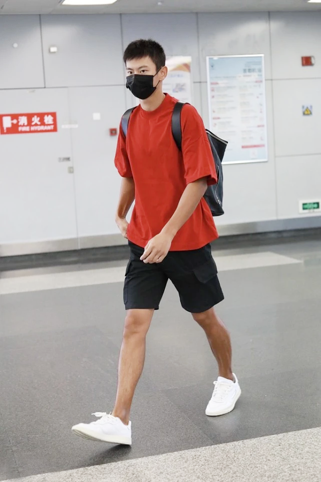 男士穿衣搭配杂志|宁泽涛亮相机场，大红T恤+工装短裤时髦帅气，191的身高像超模