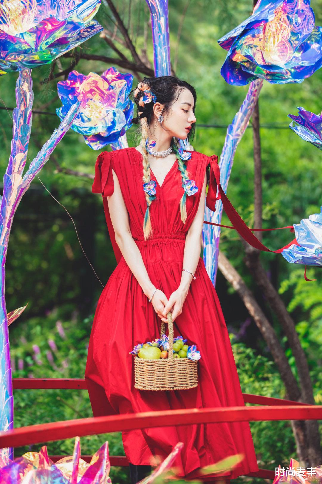 迪丽热巴|迪丽热巴红裙庆贺瑞丽26周年，深v连衣裙头戴花朵，五官超立体