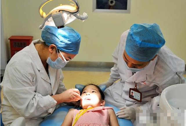 拜托了爸妈|孩子被鱼刺卡喉咙，妈妈错信偏方，医生大怒：你差点害了孩子