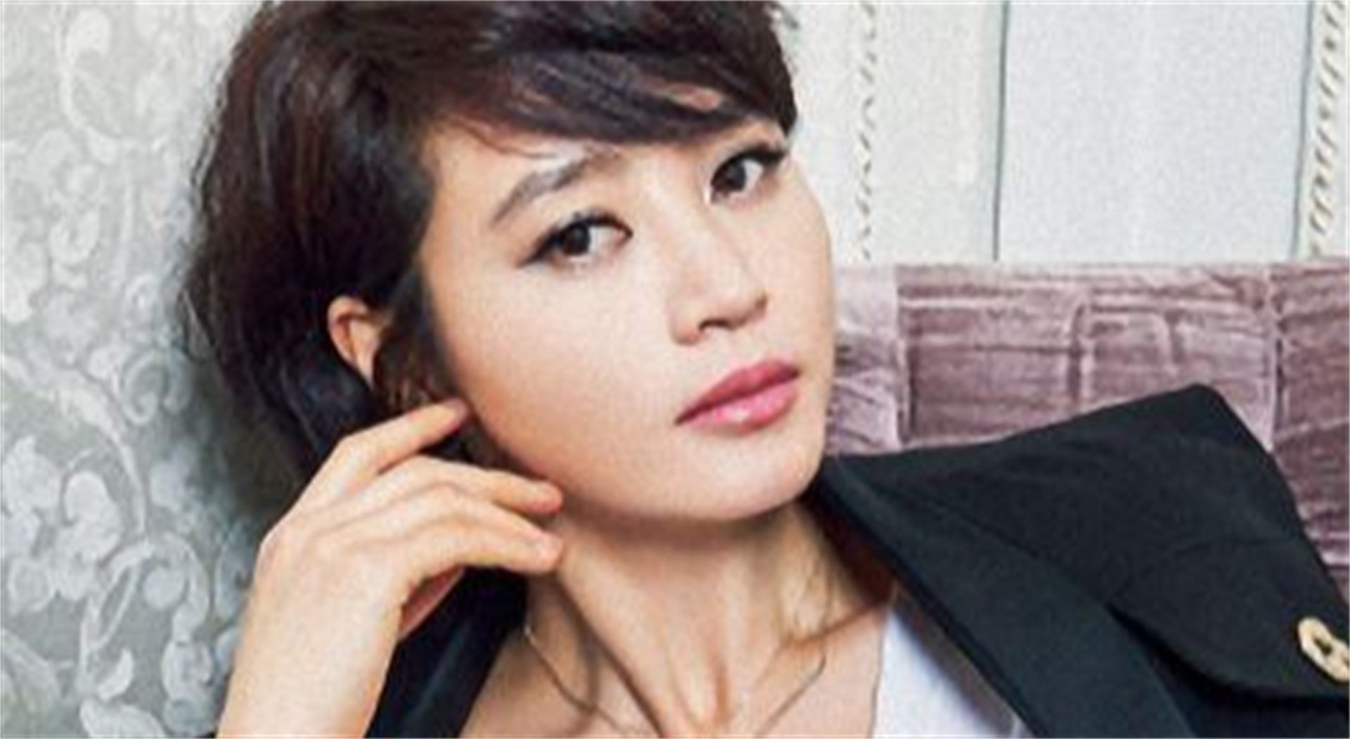 金惠秀|“气质女神”金惠秀：曾掏空积蓄为母亲还债，如今57岁住小破屋