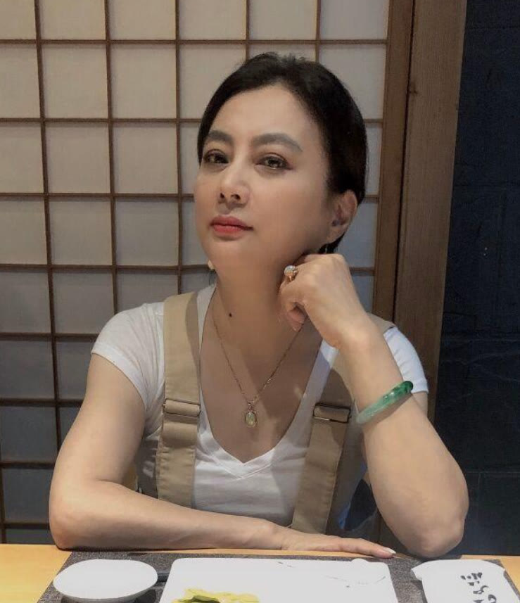 冻龄 李玲玉才不服老，穿背带裤扎马尾不像57岁，脸蛋还是当年美人模样