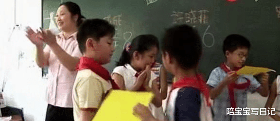 陪宝宝写日记|说说小学班干部制度：成人世界的虚伪，被小学生演绎得惟妙惟肖