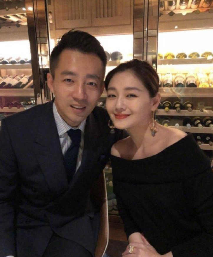 希林娜依·高|大S瘦了好多，穿黑色“孕妇裙”显得空荡荡，配短发还露出尖下巴