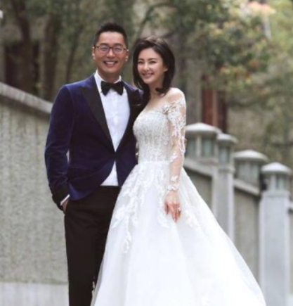 吴奇隆|赔偿了周星驰247万的她，又红又美又有钱，但看男人眼光真不行