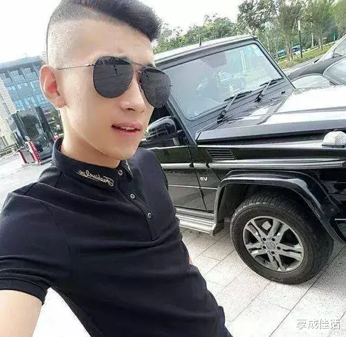 李天佑|时隔三年天佑频频试水，露脸直播半小时人气低落，单场收入仅2万