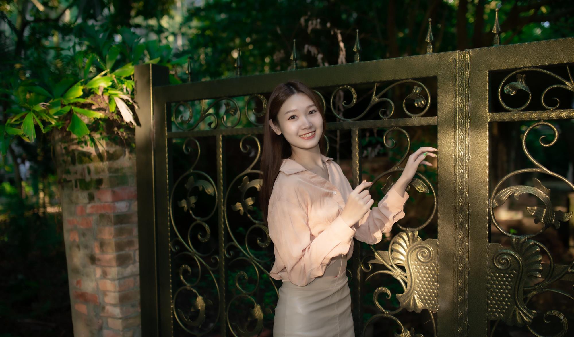 百里守刖|粉色衬衫搭配米色皮裙，知性又时尚