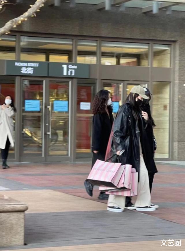 文静|杨幂逛打折店铺囤货被网友偶遇，与朋友提着大包小包很接地气