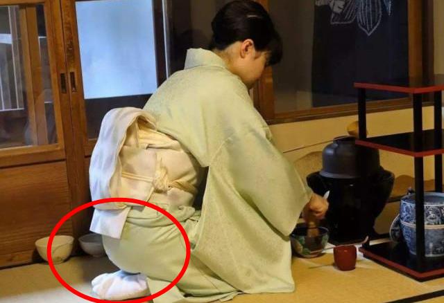日本人进屋就要脱鞋,若遇到“脚臭”的客人该怎么办?早有了解决方法