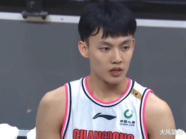 廣東男籃|制霸內線！8分13籃板，得分不行防守來補，他依然是CBA的頂級中鋒
