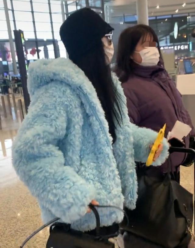 范冰冰|39岁范冰冰现状落魄？外套仅仅5百，仍用李晨最爱的公仔手机壳