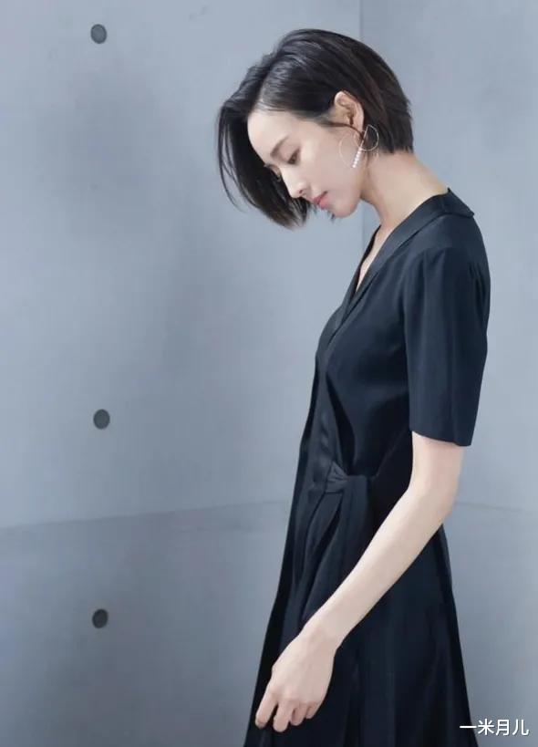 穿衣搭配|齐眉短发搭配黑色长裙，张钧甯小蛮腰太吸睛，这是四十岁的女人？