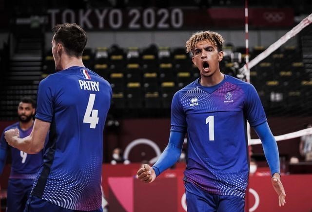 波兰队|苦战五局！3-2搭上4强末班车，欧洲劲旅逆转，倒地庆祝，对手落泪