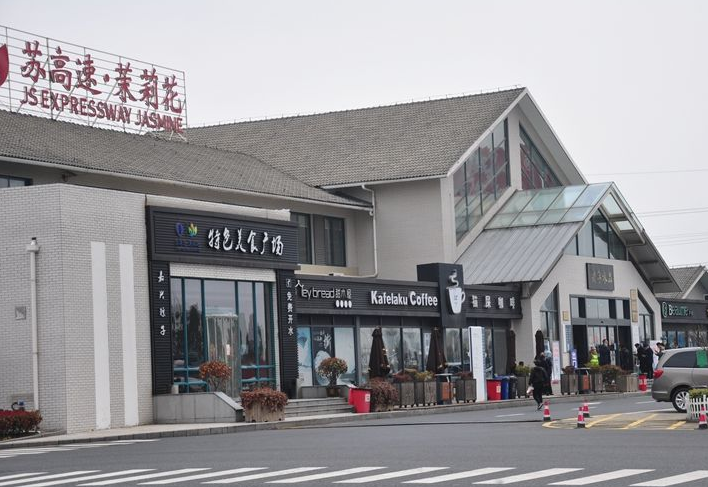 男子在扬州服务区吃饭被坑,把肉菜翻开一看不淡定了:一半腐竹