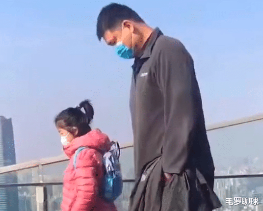 姚明|姚明父女新年第1次亮相，姚沁蕾身高近1米8，难怪郎平也看好她