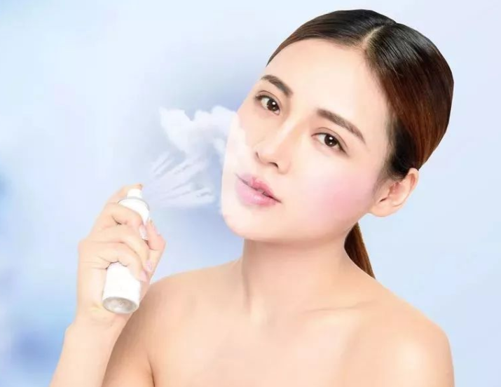 防晒喷雾|请不要将防晒喷雾不可直接喷在脸上，会伤害皮肤的！