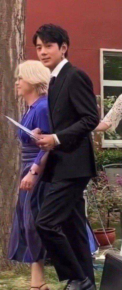 |丁真参加联合国活动路透曝光，西装笔挺，面带标志性笑容帅气可爱