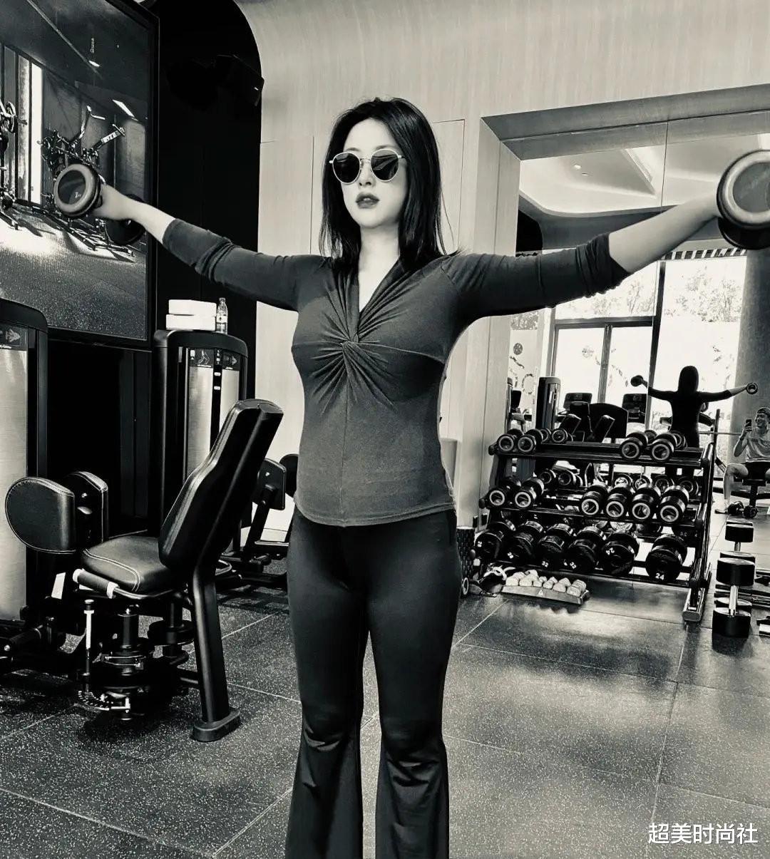 朱珠|朱珠怀孕8月穿礼服庆生，脚部浮肿变形，手上鸽子蛋钻戒太抢眼