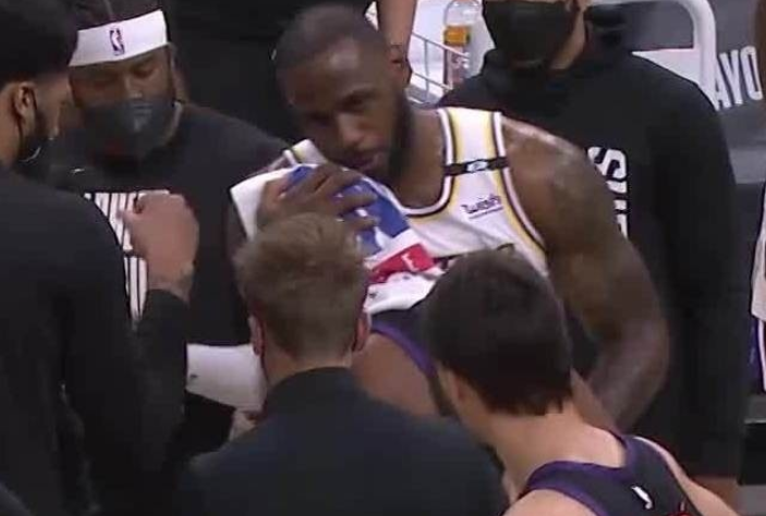 保罗|砸人+推搡！湖人太阳上演火爆冲突，保罗废老詹动作太危险