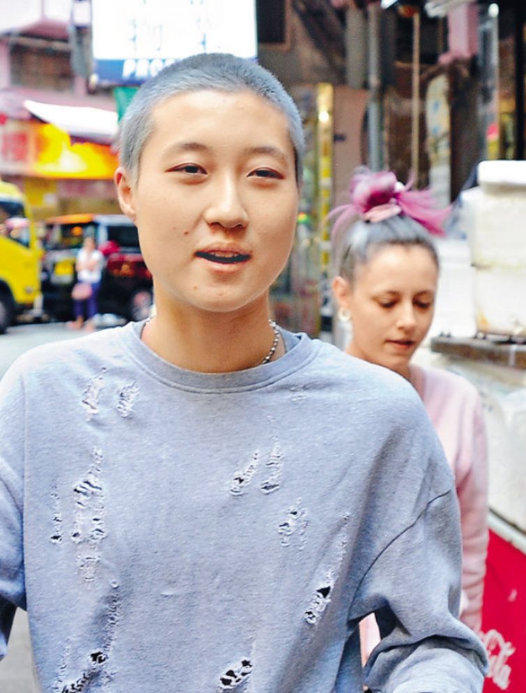 吴卓林|“成龙私生女”吴卓林:爹不认,娘不教,现实版被嫌弃的一生