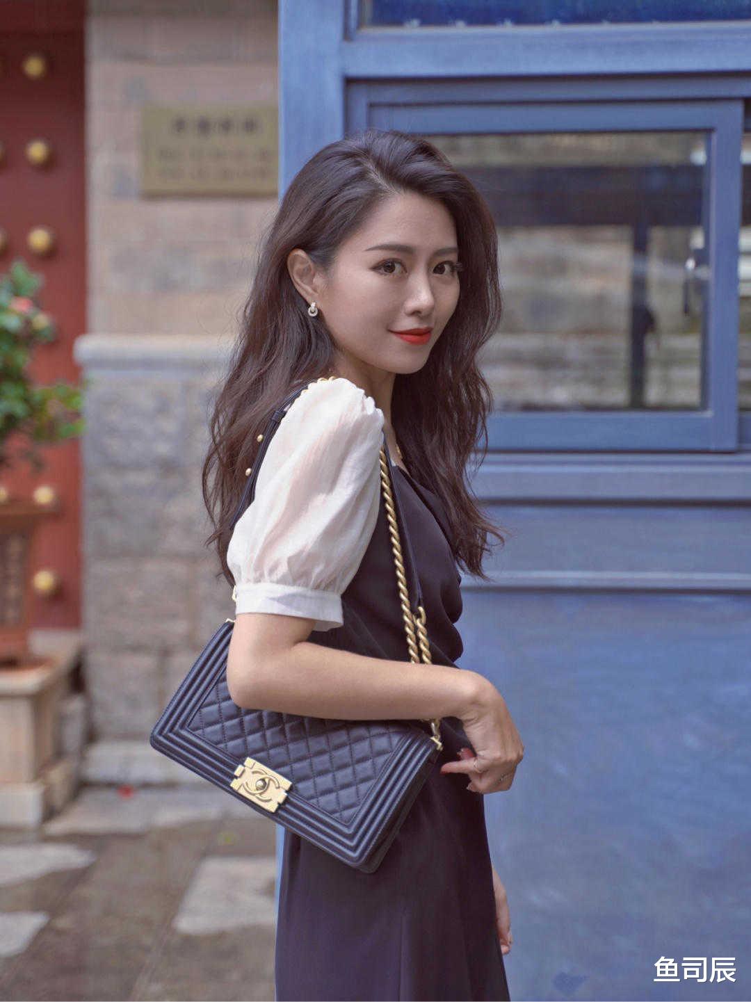鱼司辰|美如初恋女人的穿搭技巧，T恤搭配牛仔裤开叉裙，青春感满分！
