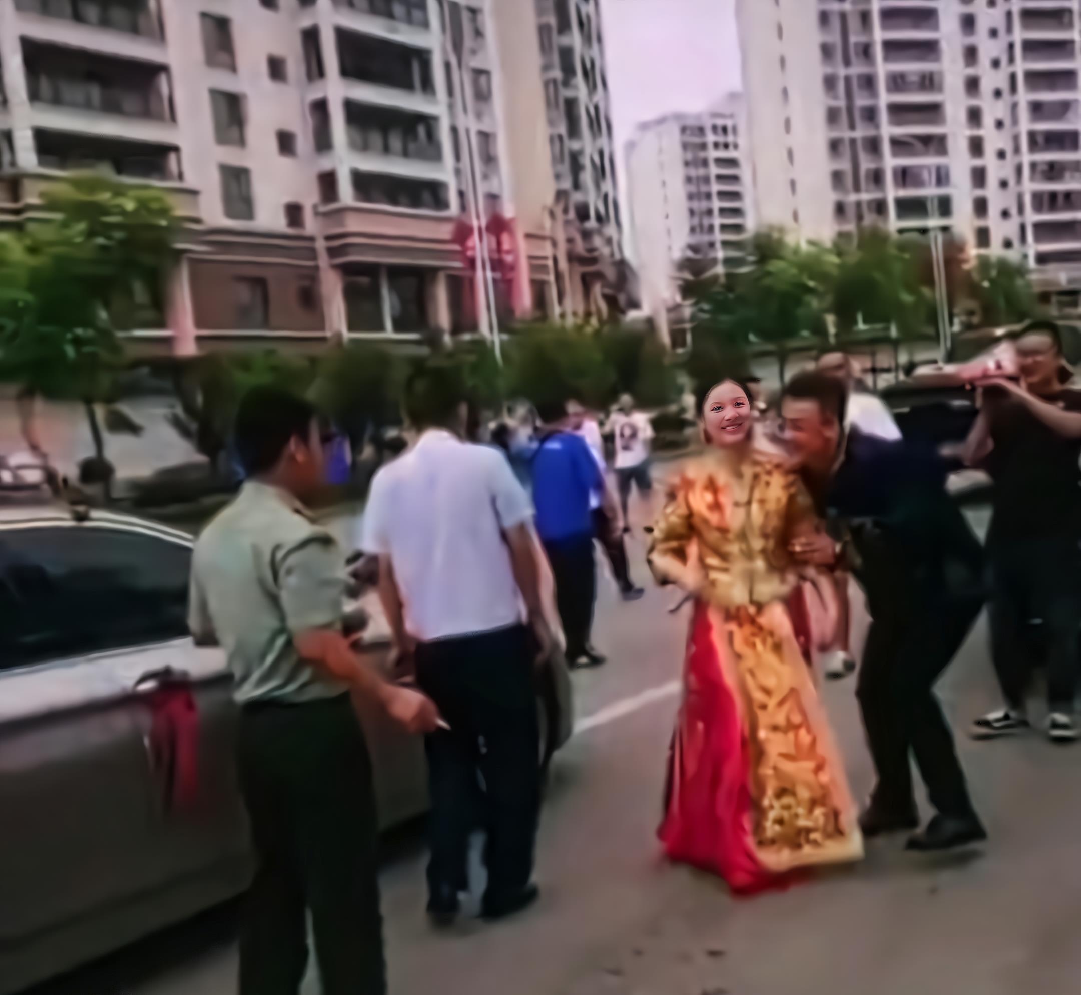 小海社会论|河北：婚礼现场，新郎遇婚闹被打，新娘持棍霸气保护：谁敢来？