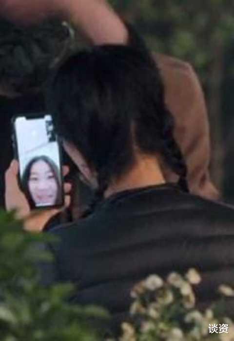 那英|那英带女儿在伦敦买奢侈品,被指嗓门大态度凶,女儿家教严格乖巧安静