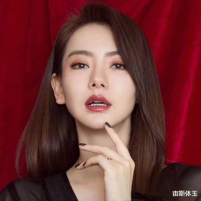 百香果 看完戚薇涂眼霜，才发觉自己以前涂错了！难怪她眼周肌肤细腻光滑