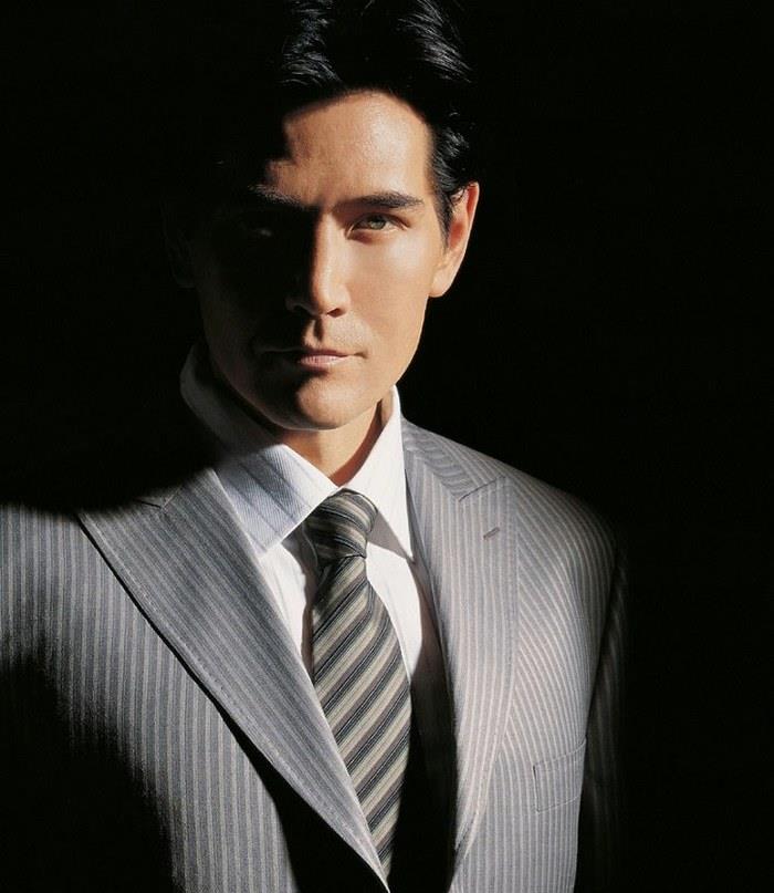 一员肌肉猛将|61岁费翔胸肌发达，身体不输年轻人，坦言身材才是硬通货