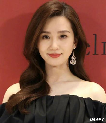 黄晓明|刘诗诗穿露肩装亮相,与旁人形成两季穿搭,鞋跟高得能直接跳芭蕾