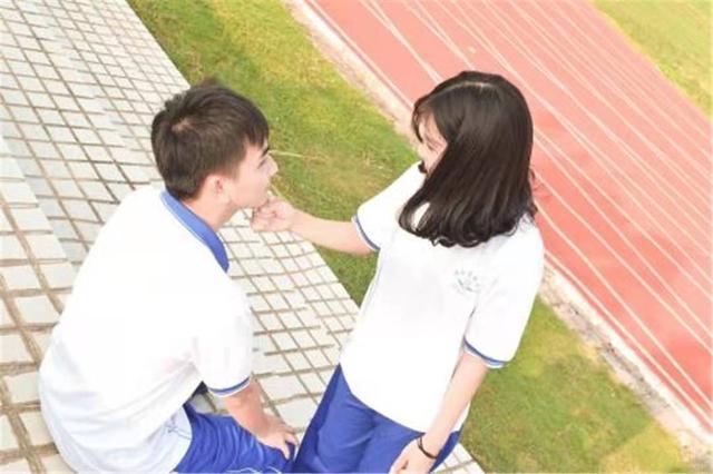 全能辣妈plus|女儿第一次来“初潮”，爸妈要教会她“2个注意”，孩子将一生受益