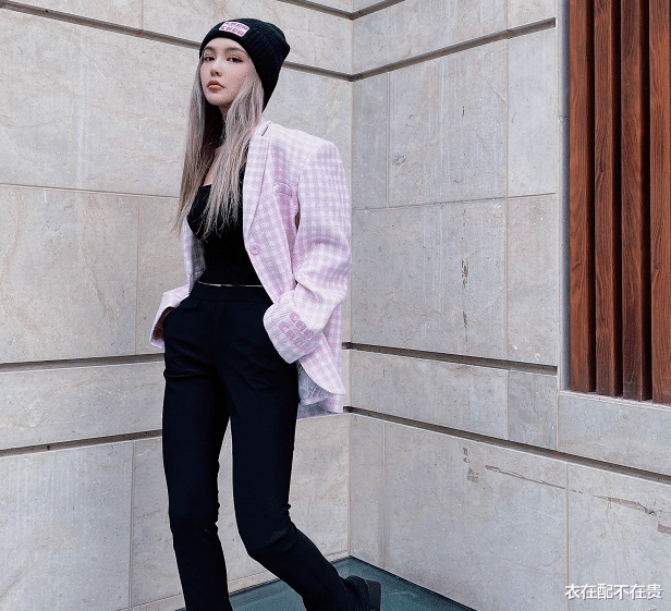 衣在配不在贵|卫衣少配休闲裤，现流行的是“当裙子穿”，学周扬青这么穿才时髦
