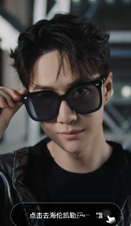 王一博|王一博代言眼镜提前曝开屏，脸超小眼神专注，网友：偷戴老爸眼镜