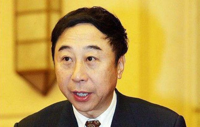 冯巩|冯巩和周炜都没有捐款，但在面对质疑的态度上截然不同