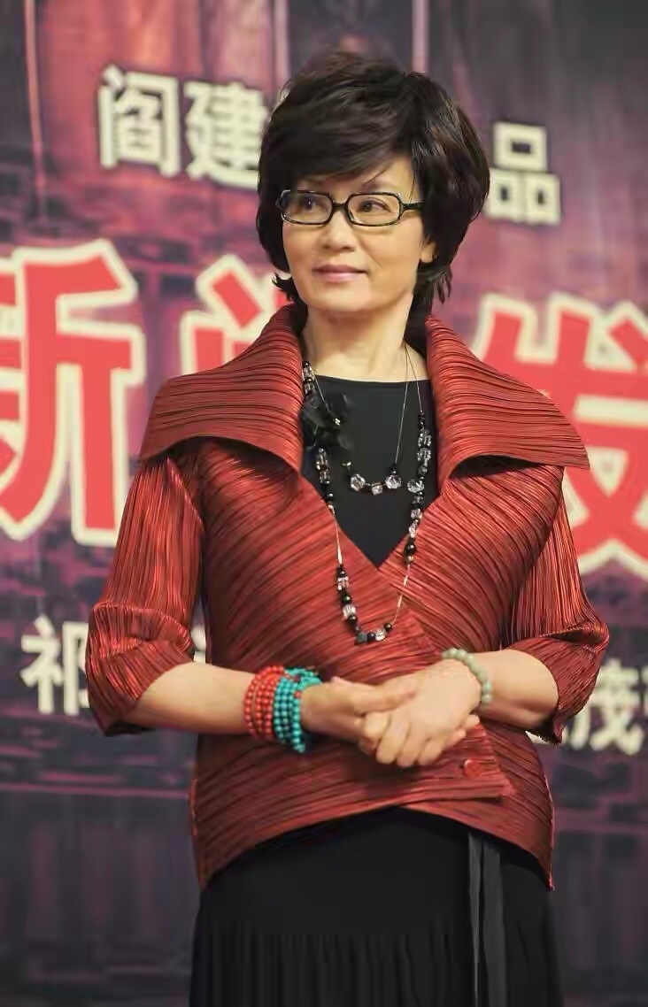 闲鱼有话说|潘虹太会保养了,被怼脸拍皮肤也好细腻,穿蓝色连衣裙衬得更年轻